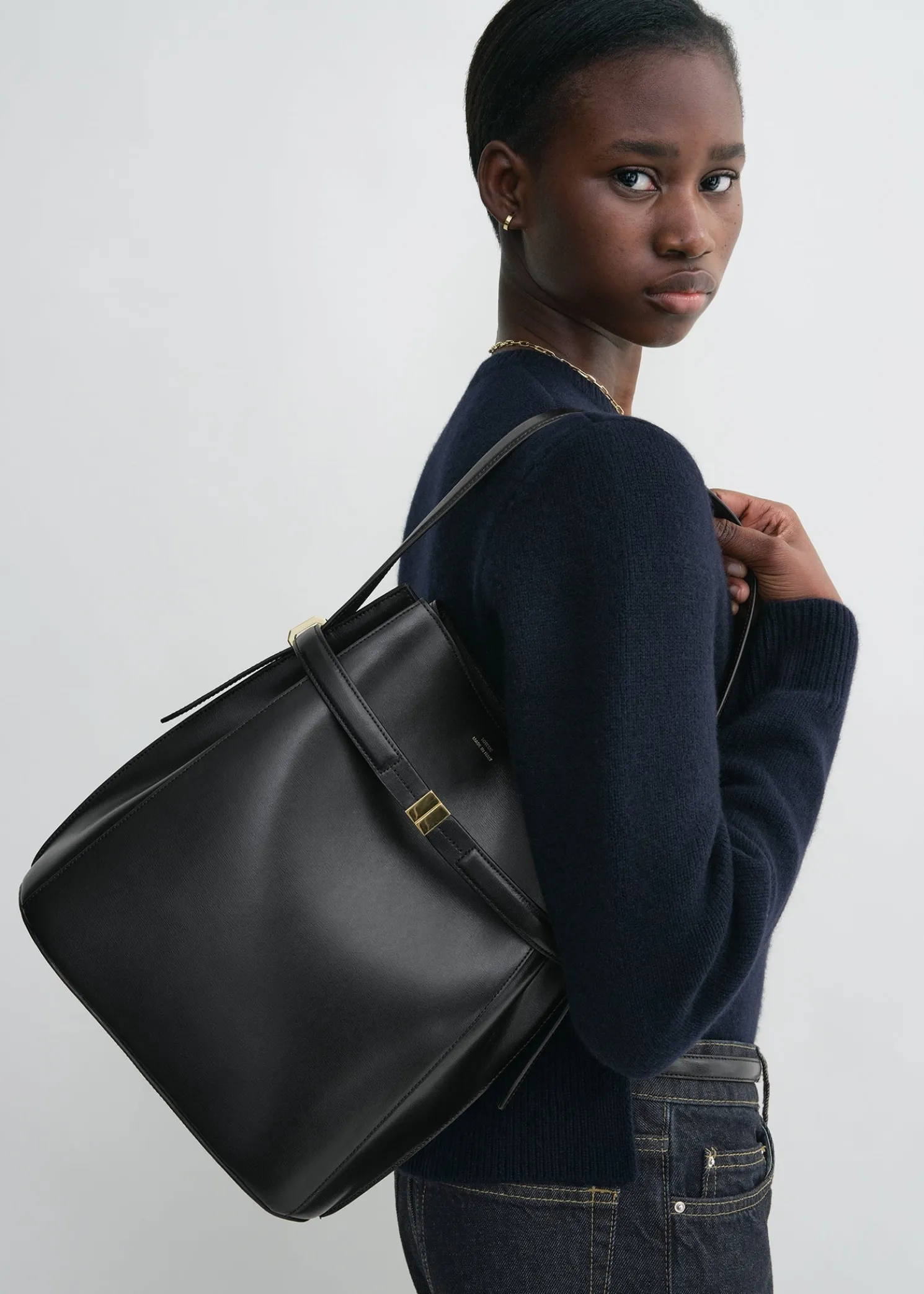 Belted leather bucket bag black