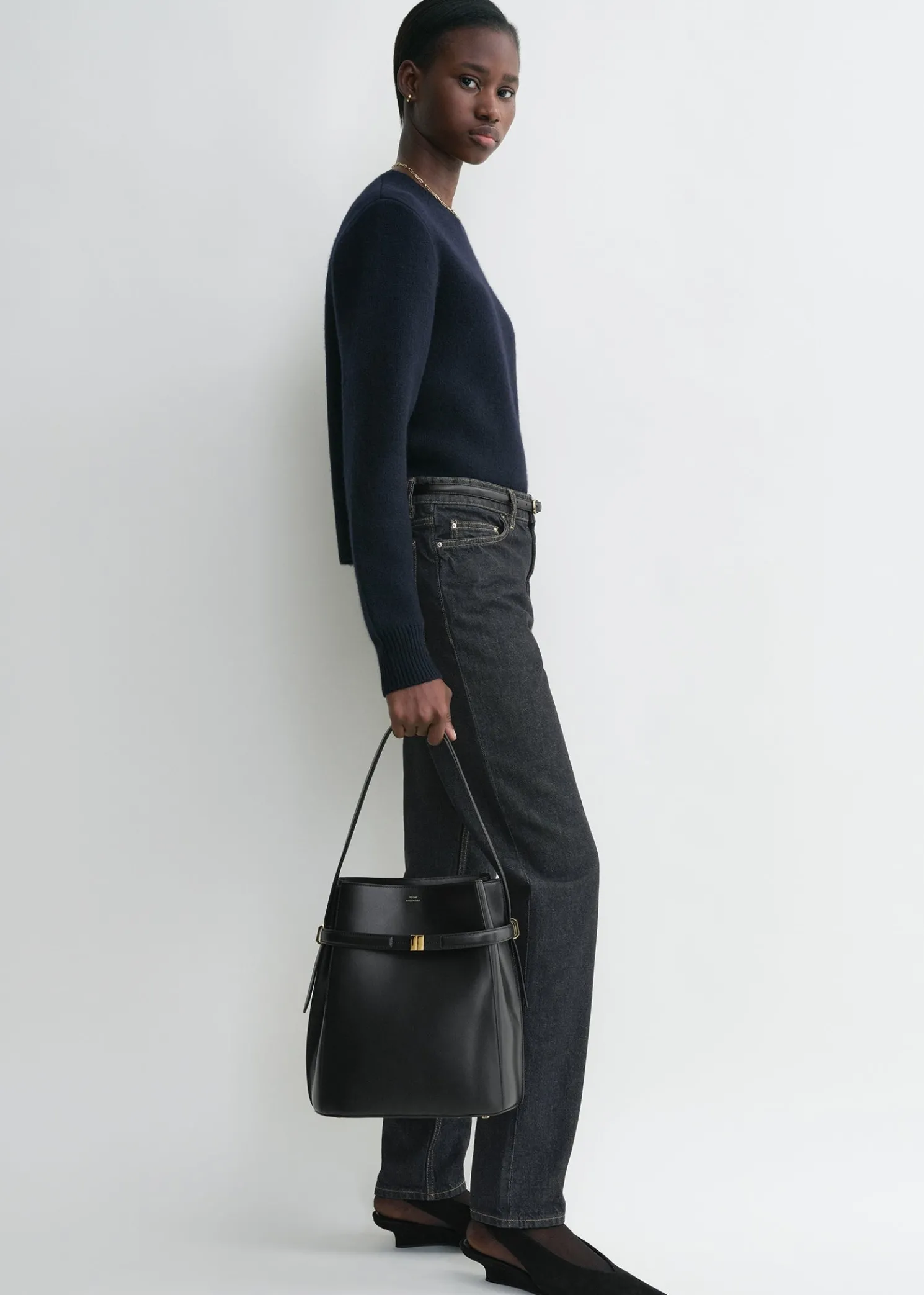 Belted leather bucket bag black