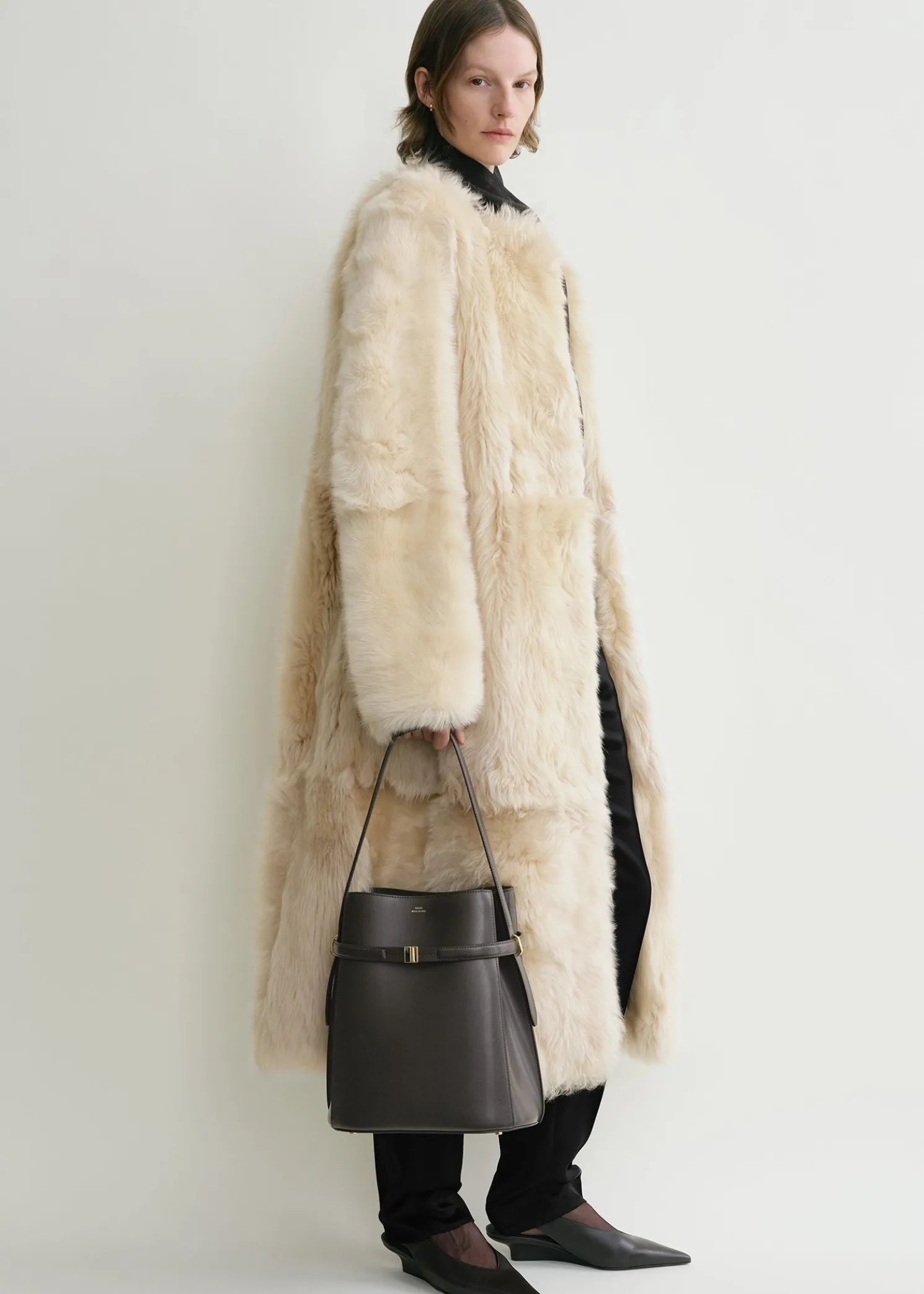 Belted leather bucket bag bark