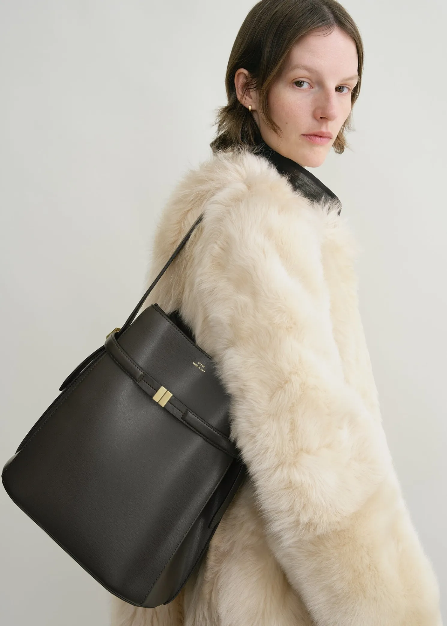 Belted leather bucket bag bark