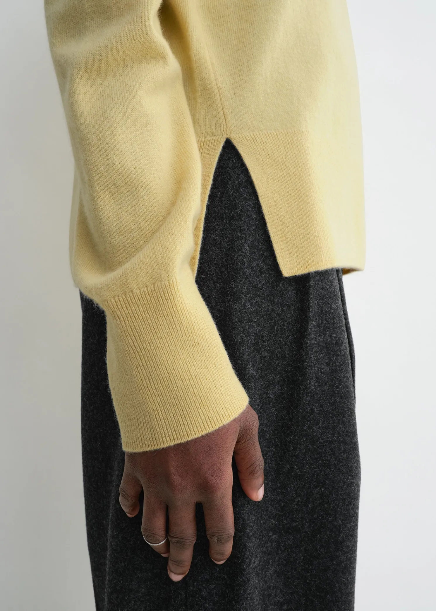 Crew-neck cashmere knit soft yellow