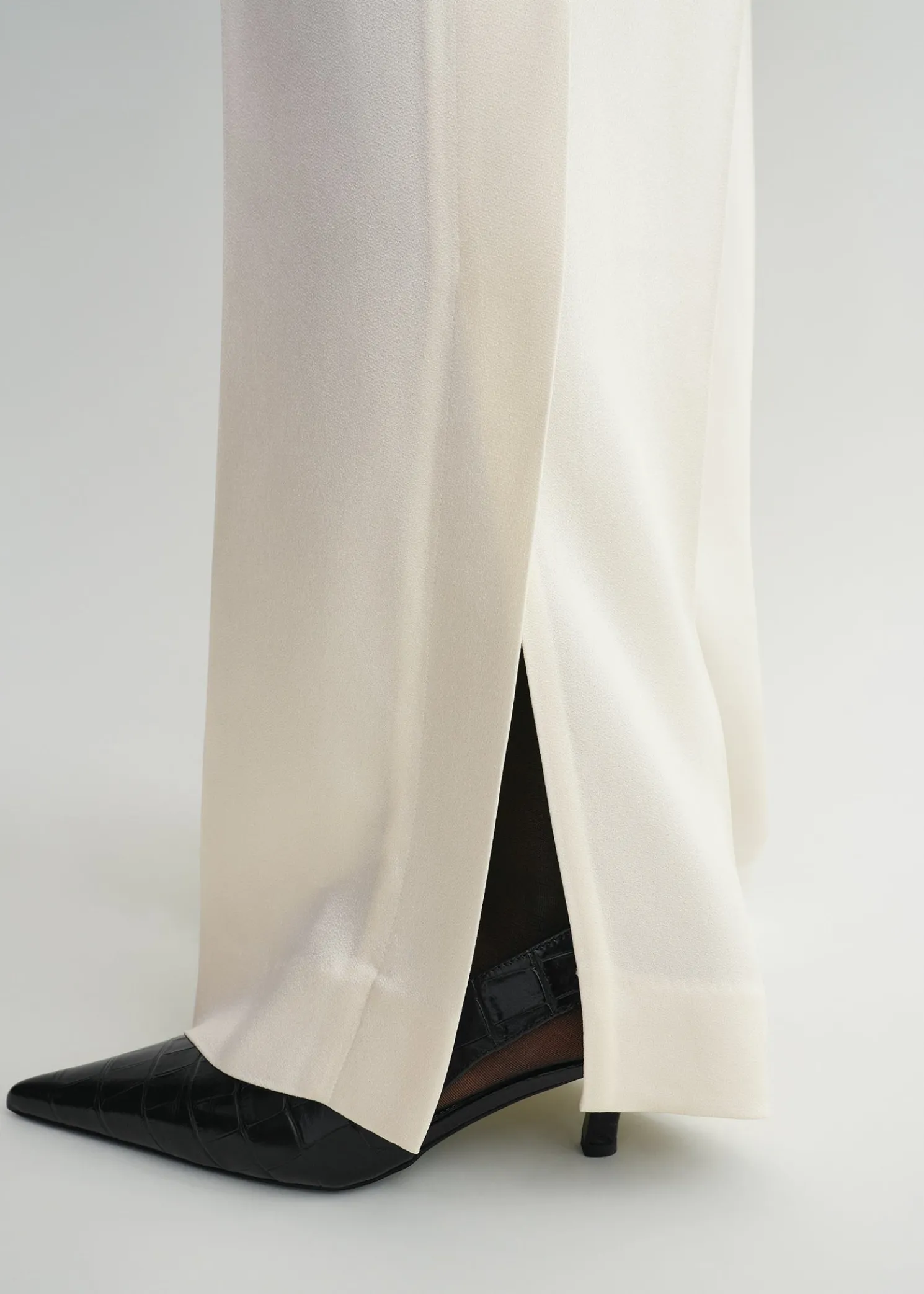 Cuff-slit trousers macadamia