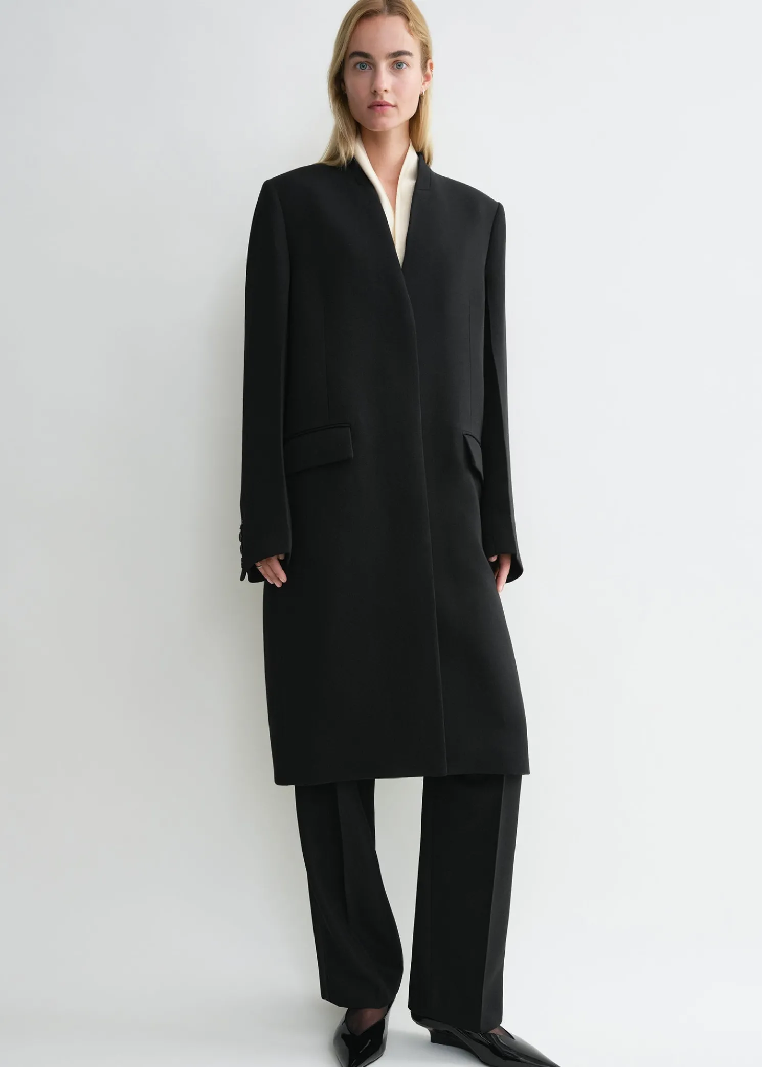 Deep pleat coat black