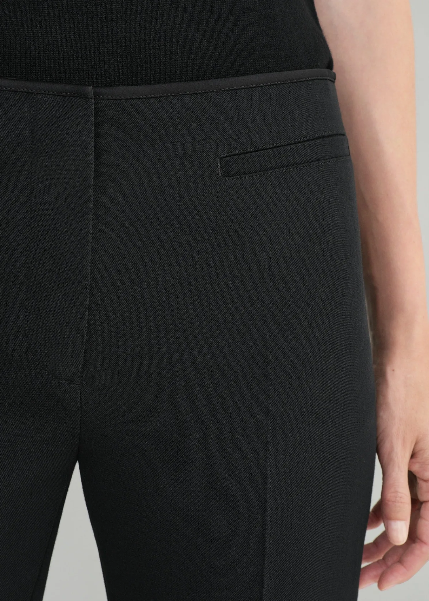 Low-waist cigarette trousers black