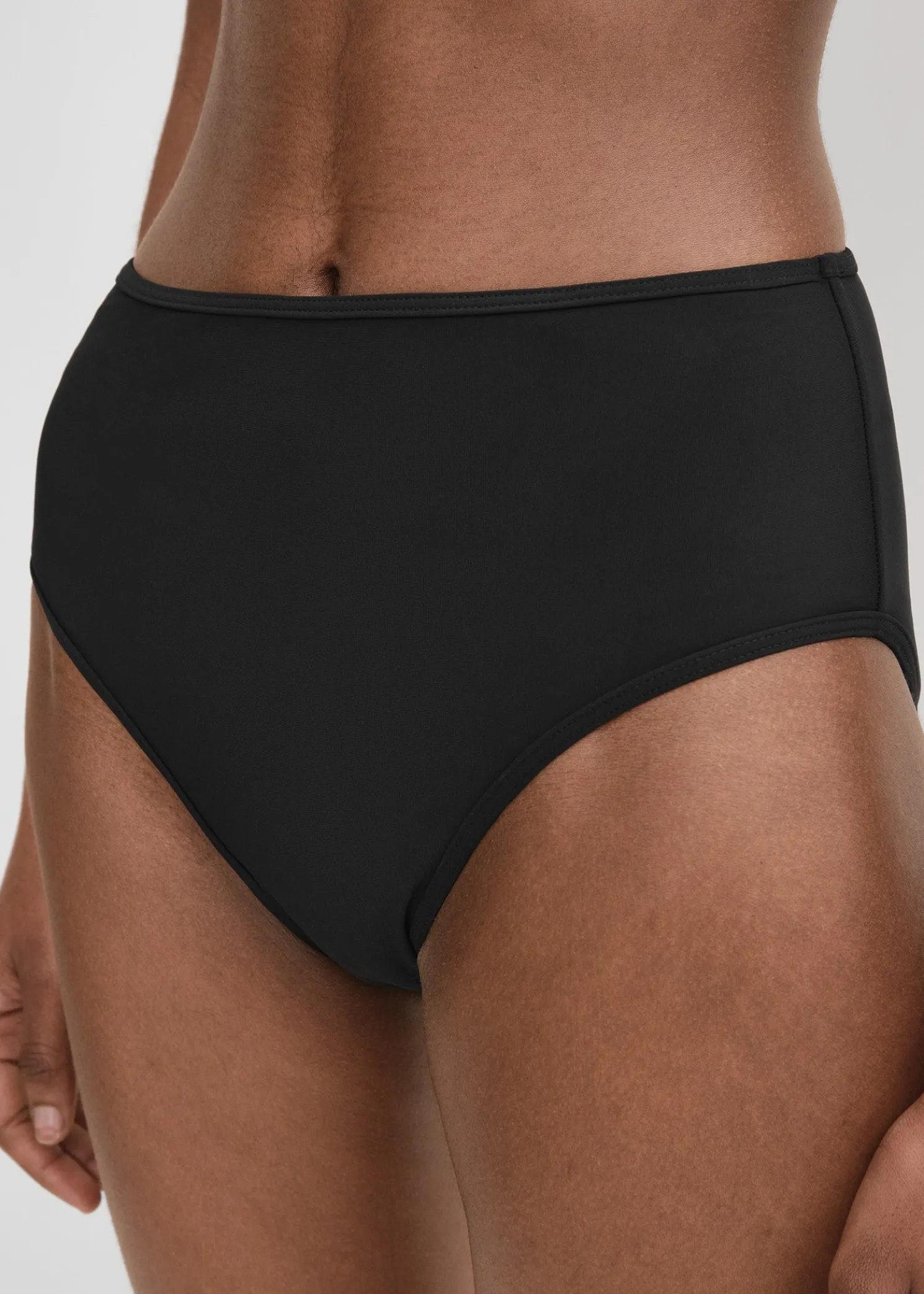 Mid-rise bikini bottoms black