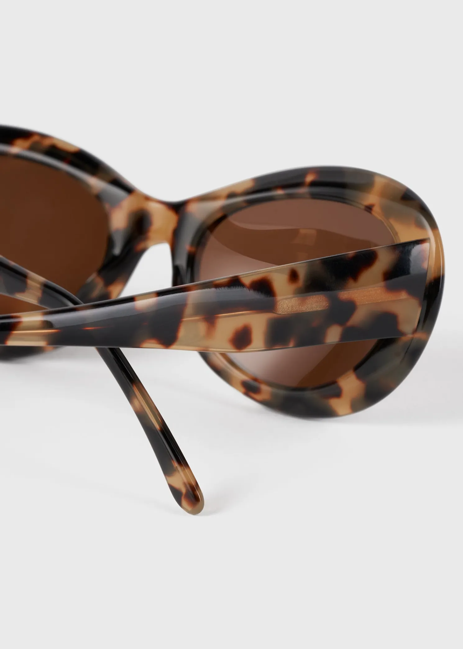 Oval sunglasses tortoise
