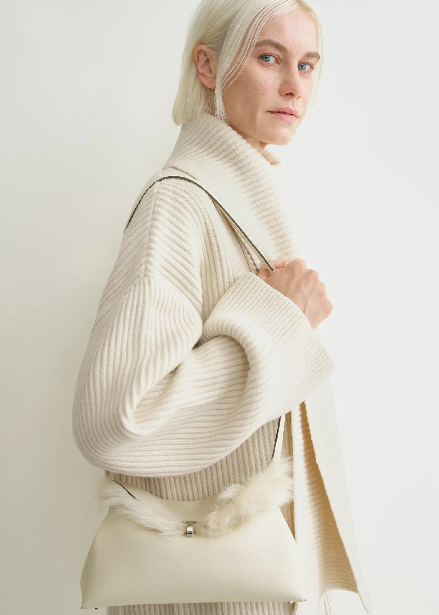 Shearling T-Lock clutch ecru