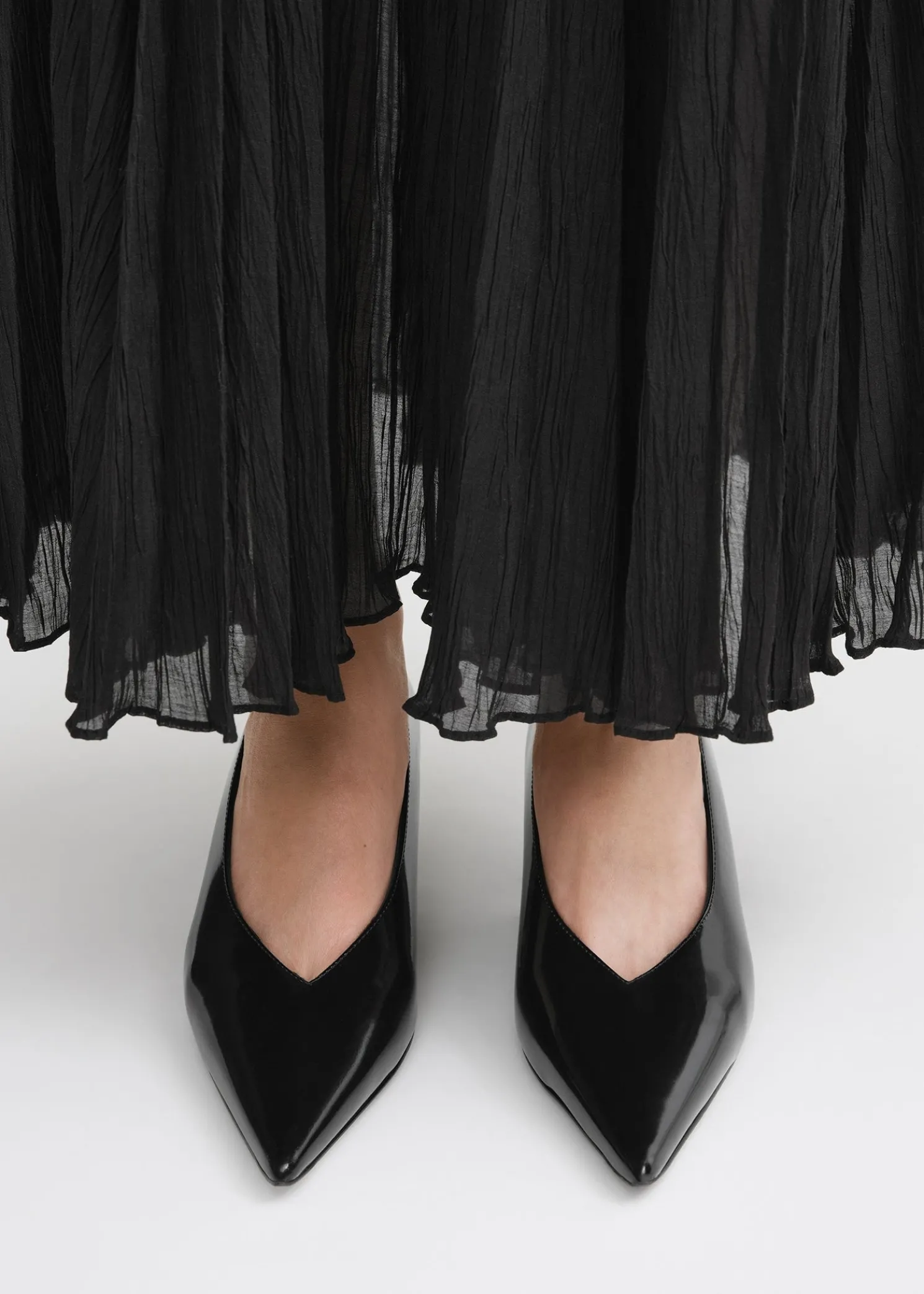 Wedge-heel abrasivato pumps black