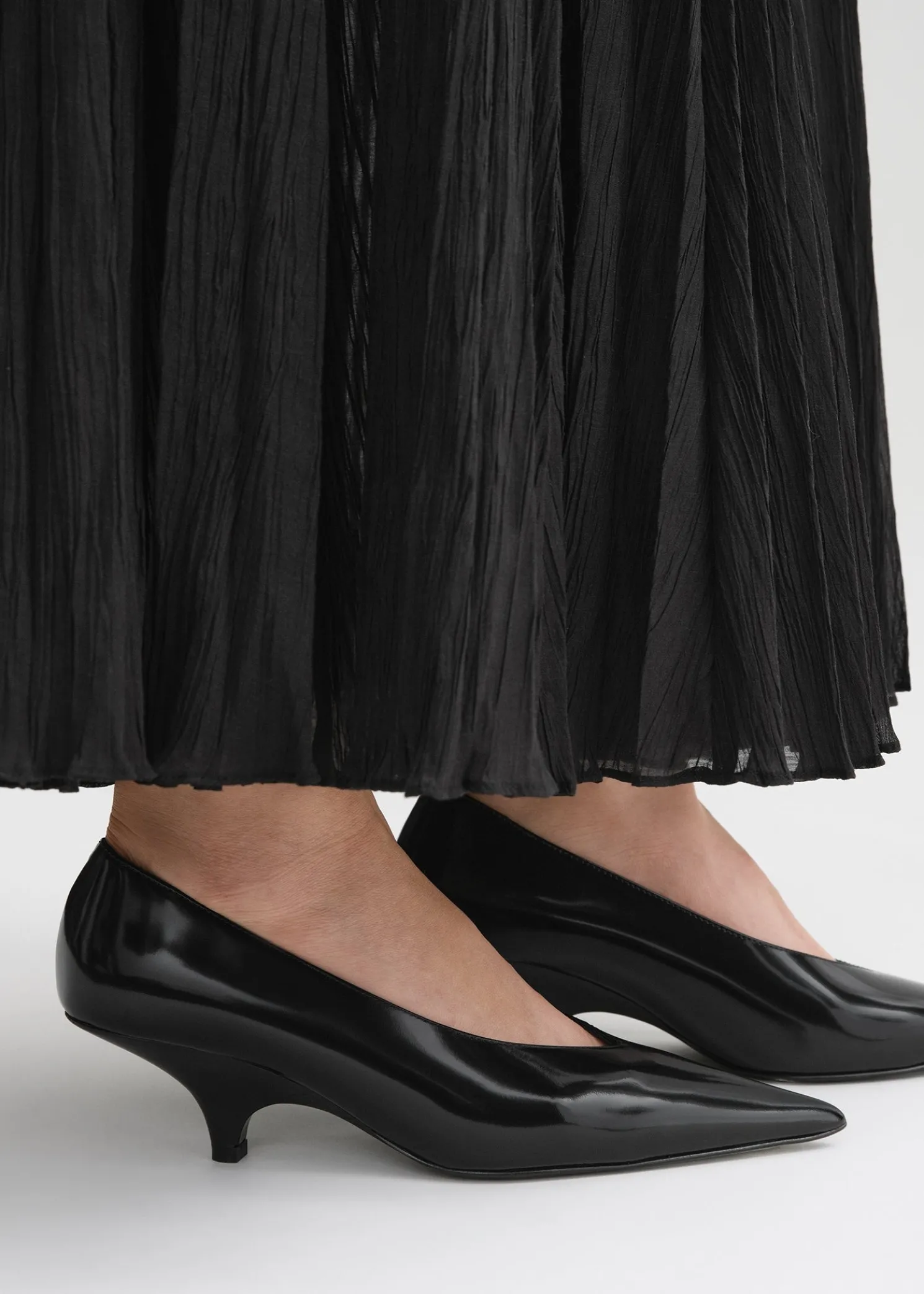 Wedge-heel abrasivato pumps black